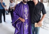Homenagem dos paroquianos  da matriz pelos 17 anos de ordenação sacerdotal do padre Lenilson, transcorrido no dia anterior (30/11/19) | <strong>Crédito: </strong>Rosimery Rangel, Pascom - 01/12/19