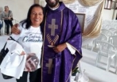 Homenagem dos paroquianos  da matriz pelos 17 anos de ordenação sacerdotal do padre Lenilson, transcorrido no dia anterior (30/11/19) | <strong>Crédito: </strong>Rosimery Rangel, Pascom - 01/12/19