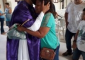 Homenagem dos paroquianos  da matriz pelos 17 anos de ordenação sacerdotal do padre Lenilson, transcorrido no dia anterior (30/11/19) | <strong>Crédito: </strong>Rosimery Rangel, Pascom - 01/12/19