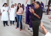 Homenagem dos paroquianos  da matriz pelos 17 anos de ordenação sacerdotal do padre Lenilson, transcorrido no dia anterior (30/11/19) | <strong>Crédito: </strong>Rosimery Rangel, Pascom - 01/12/19
