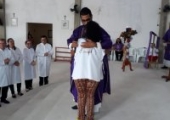 Homenagem dos paroquianos  da matriz pelos 17 anos de ordenação sacerdotal do padre Lenilson, transcorrido no dia anterior (30/11/19) | <strong>Crédito: </strong>Rosimery Rangel, Pascom - 01/12/19